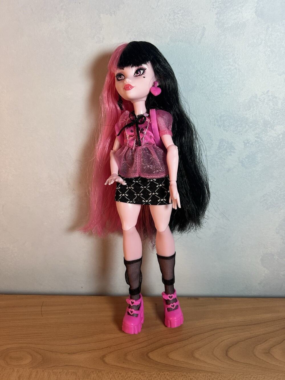 Monster High 2022 Day Out Articulated Doll Draculaura W/ Coffin Backpack
